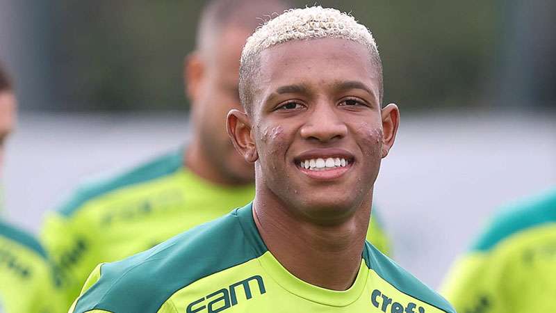 Danilo volta aos treinos do Palmeiras na Academia de Futebol