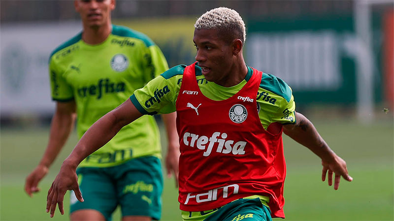 Danilo treina na Academia de Futebol do Palmeiras