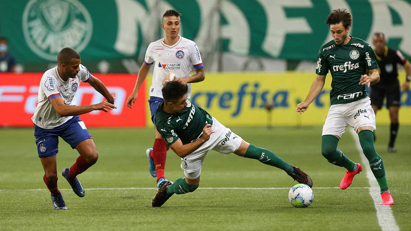 Willian e Viña disputam lance pelo Palmeiras, em partida contra o Bahia em dezembro de 2020