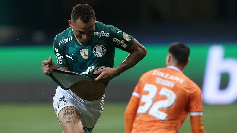 Breno Lopes comemora seu gol em partida contra o Bahia, no Allianz Parque