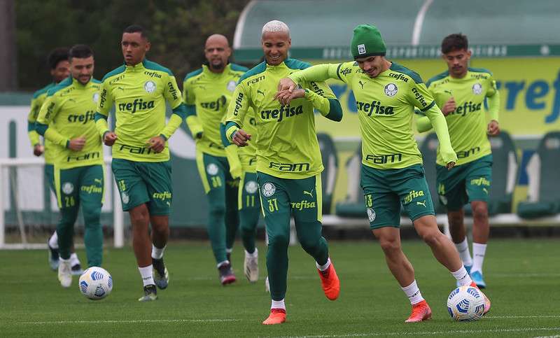 Atletas do Palmeiras participam de treino na Academia de Futebol