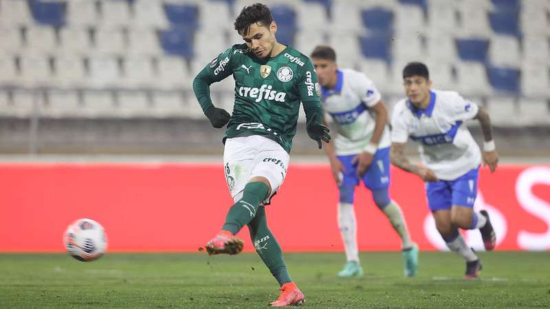 Raphael Veiga marca o gol do Palmeiras no Chile. Com a vitória sobre a Universidad Católica, o Palmeiras bateu o recorde de invencibilidade fora de casa na Libertadores
