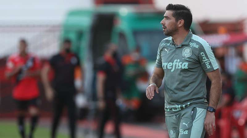 O técnico do Palmeiras, Abel Ferreira, orienta o time na vitória sobre o Atlético-GO, em Goiânia