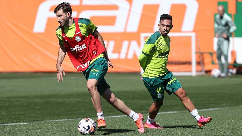 Matías Viña, do Palmeiras, em treino de preparação na Academia de Futebol