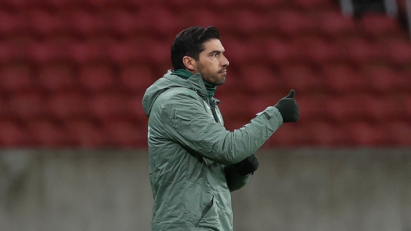 O treinador do Palmeiras, Abel Ferreira, durante a partida contra o Internacional, no estádio Beira-Rio