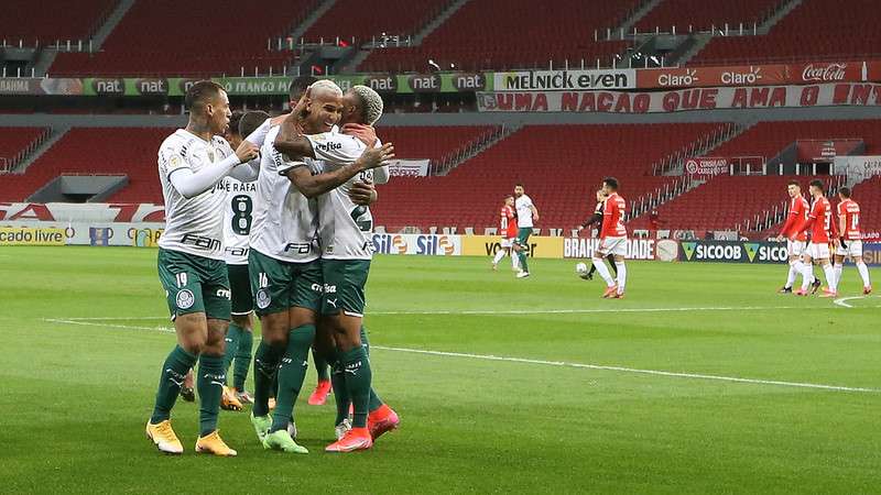 Jogadores do Palmeiras comemoram gol marcado por Deyverson em partida contra o Internacional no Beira-Rio