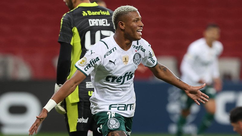 O meio-campista Danilo comemora seu gol no apagar das luzes da partida do Palmeiras contra o Internacional, em Porto Alegre