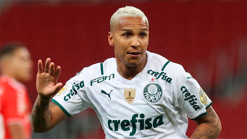 Deyverson, do Palmeiras, comemora gol marcado contra o Internacional, em Porto Alegre