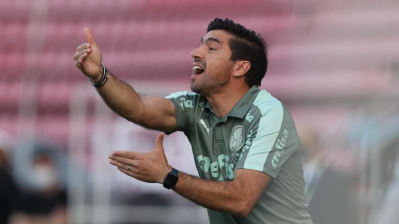 Abel Ferreira orienta o time do Palmeiras na vitória sobre o Sport, na Ilha do Retiro.