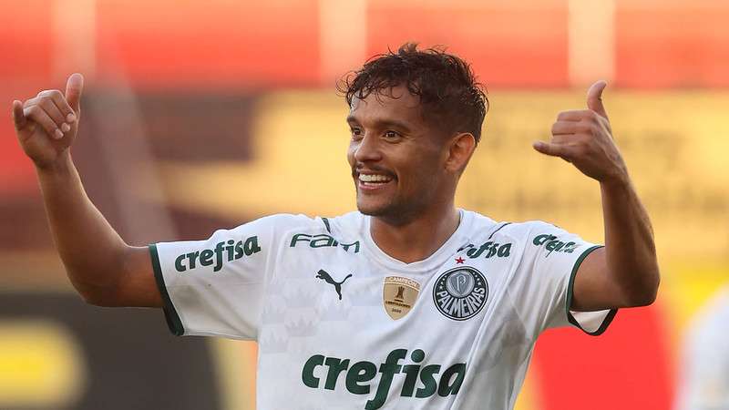 Gustavo Scarpa, do Palmeiras, comemora seu gol contra o Sport, na Ilha do Retiro.