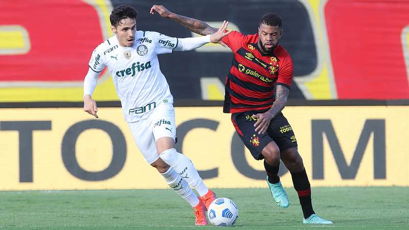 Raphael Veiga, em vitória do Palmeiras sobre o Sport, na Ilha do Retiro