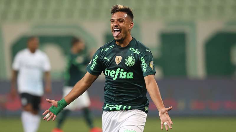 Gabriel Menino, do Palmeiras, comemora seu gol contra o Grêmio, no Allianz Parque