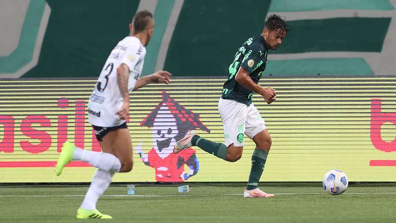 Gustavo Scarpa, do Palmeiras, em partida contra o Grêmio no Allianz Parque