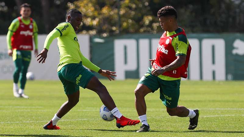 Patrick de Paula e Gabriel Veron, do Palmeiras, participam de treino na Academia de Futebol