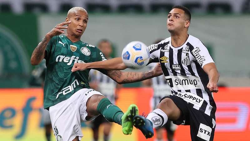 Deyverson disputa a bola em vitória sobre o Santos, no Allianz Parque