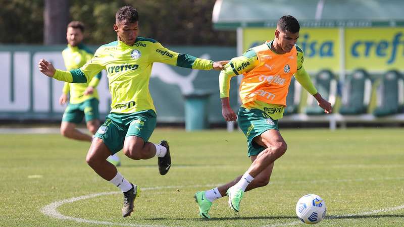 Gabriel Veron e Danilo Barbosa em treino do Palmeiras na Academia de Futebol