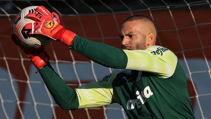 Weverton, goleiro do Palmeiras em treino na Academia de Futebol