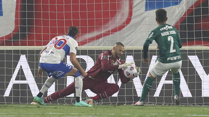 Weverton, do Palmeiras, pratica mais uma defesa em partida contra a Universidad Católica, em Santiago