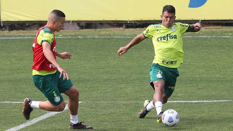 Renan e Gabriel Veron participam de treino na Academia de Futebol do Palmeiras