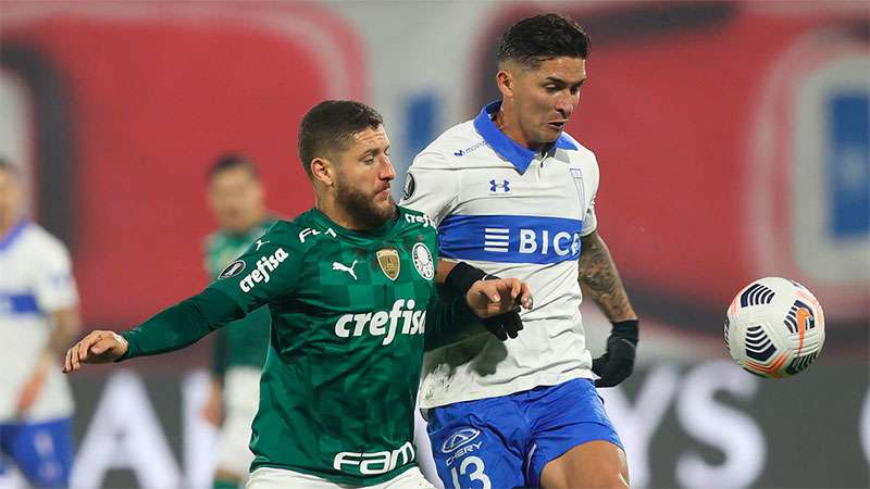 Zé Rafael, do Palmeiras, disputa a bola em partida com a Universidad Católica, no Chile