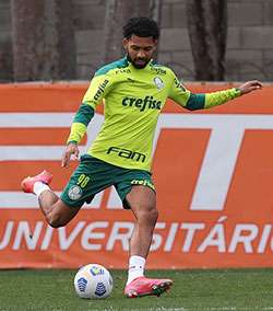 Matheus Fernandes participa de treino na Academia de Futebol do Palmeiras