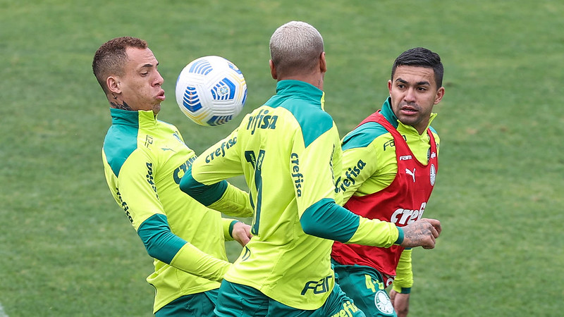 Breno Lopes, Deyverson e Dudu participam de treino na Academia de Futebol do Palmeiras