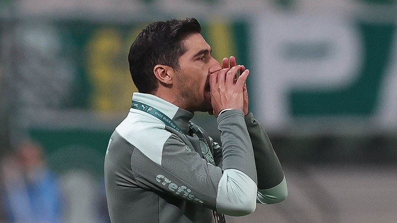 Abel Ferreira comanda o Palmeiras em partida contra a Universidad Católica