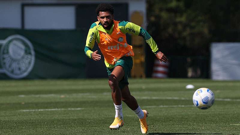 Matheus Fernandes, do Palmeiras, treina na Academia de Futebol