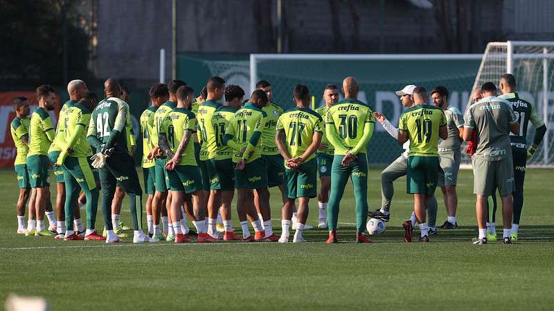 Grupo se reúne no gramado da Academia de Futebol do Palmeiras