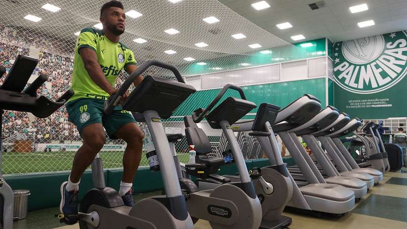 Borja treina no Centro de Excelência do Palmeiras