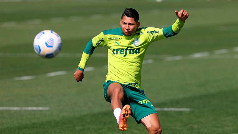 Rony em treino na Academia de Futebol do Palmeiras