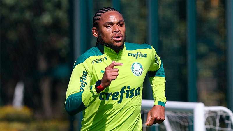 Luiz Adriano treina na Academia de Futebol do Palmeiras