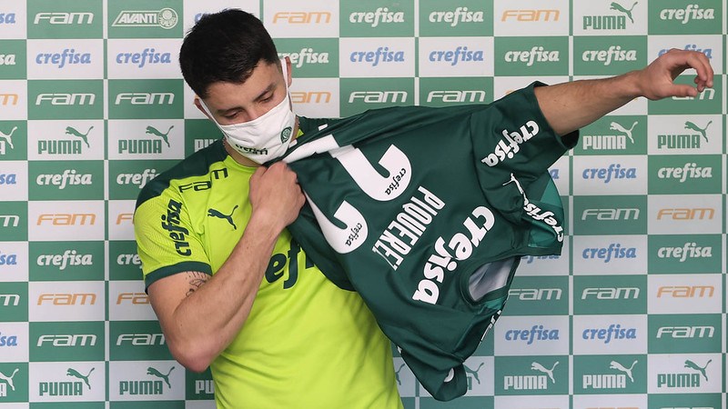 O lateral Piquerez veste a camisa 22 em sua apresentação no Palmeiras