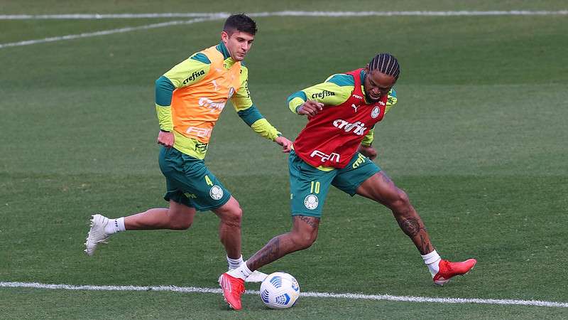 Kuscevic e Luiz Adriano em treino na Academia de Futebol