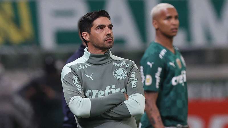 O técnico do Palmeiras, Abel Ferreira, comanda a equipe em partida contra o Fortaleza no Allianz Parque