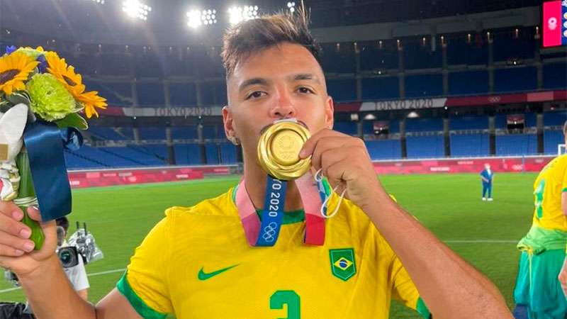 O lateral do Palmeiras Gabriel Menino celebra a conquista da medalha de ouro nos Jogos Olímpicos de Tóquio.