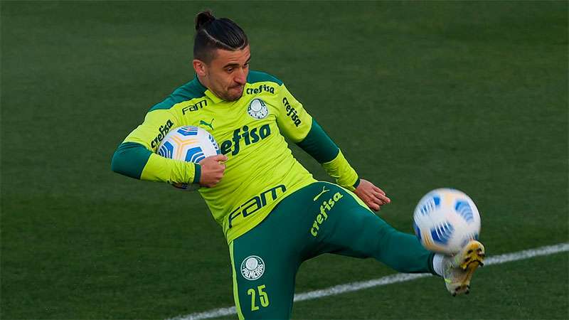 Victor Luis, lateral do Palmeiras, em treino na Academia de Futebol