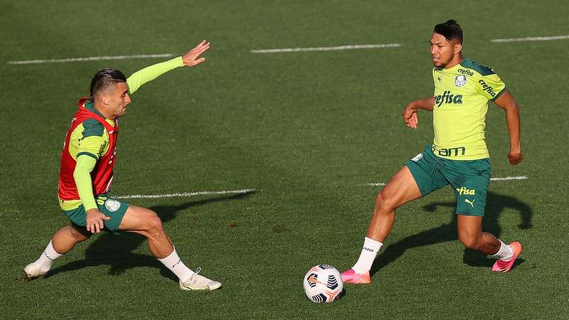 Rony e Victor Luis, do Palmeiras, em treino na Academia de Futebol