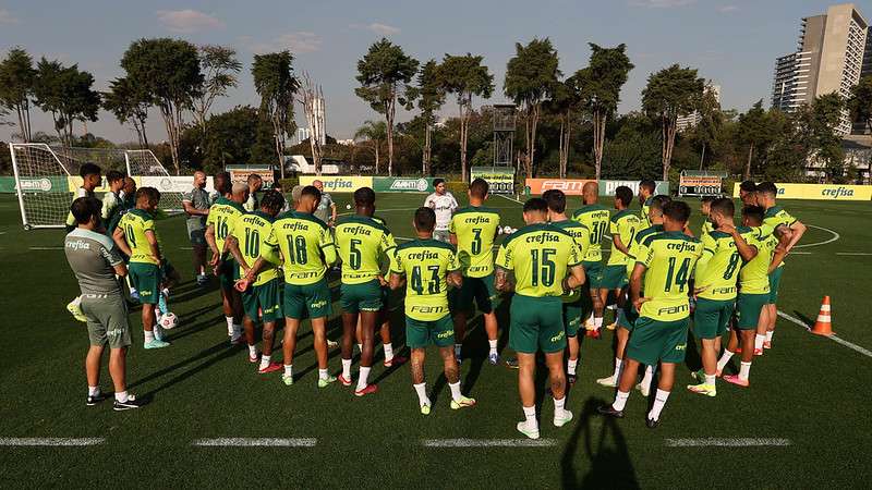 O técnico do Palmeiras, Abel Ferreira, conversa com o elenco antes do treino técnico na Academia de Futebol