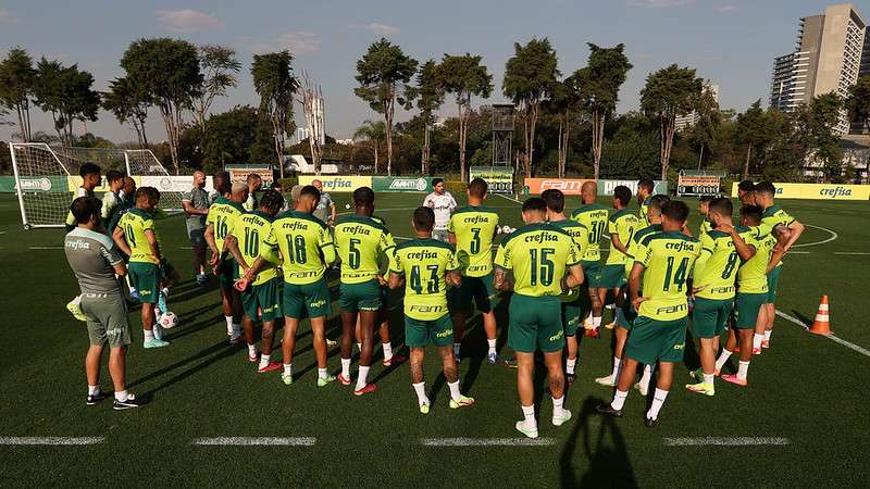 O técnico do Palmeiras, Abel Ferreira, conversa com o elenco antes do treino técnico na Academia de Futebol