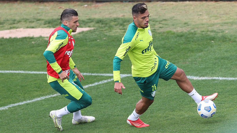 Os jogadores Victor Luis e Gabriel Menino, do Palmeiras, em treino na Academia de Futebol