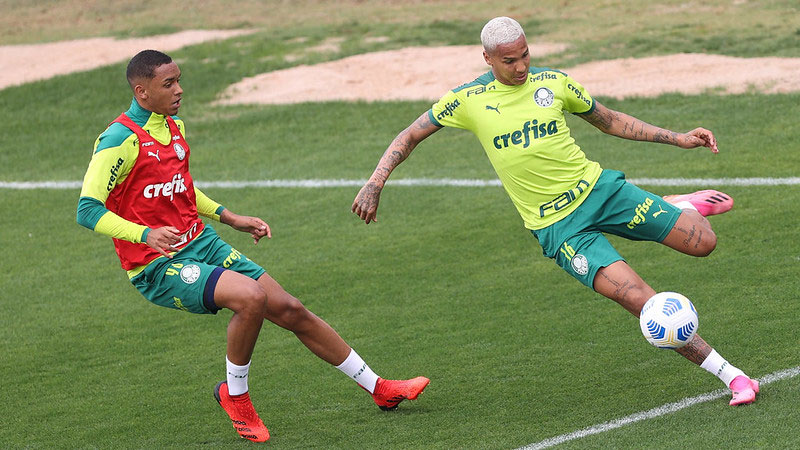 Os jogadores Deyverson e Michel, do Palmeiras, em treino na Academia de Futebol