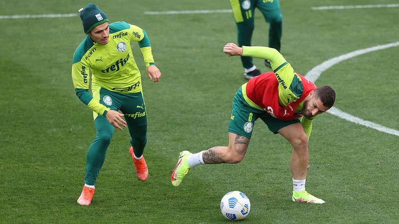 Raphael Veiga e Zé Rafael, do Palmeiras, em treino na Academia de Futebol