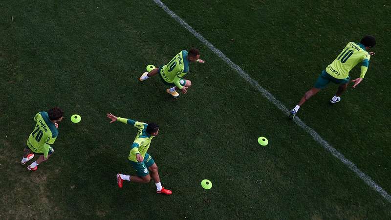 Atletas do Palmeiras participam de treino na Academia de Futebol