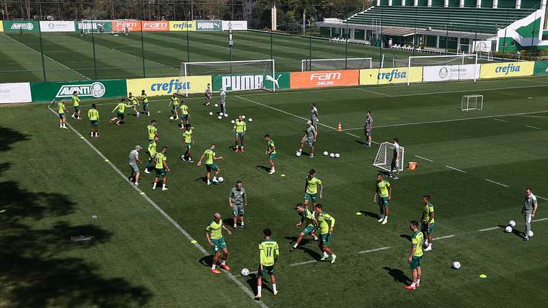 Jogadores do Palmeiras em treino na Academia de Futebol