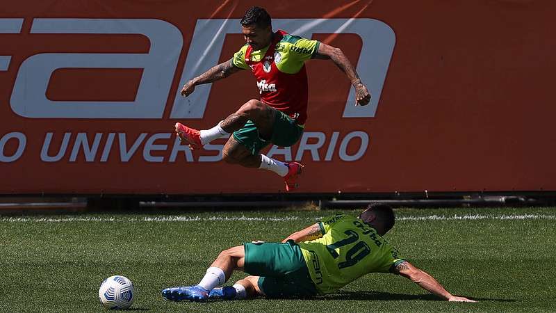 Dudu e Willian em treino na Academia de Futebol do Palmeiras