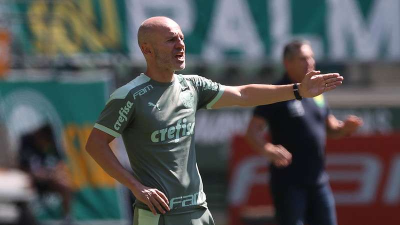 Vitor Castanheira dirigiu o Palmeiras na partida contra o Cuiabá