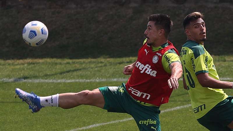 Os atletas Willian e Gabriel Menino em treino coletivo na Academia de Futebol do Palmeiras