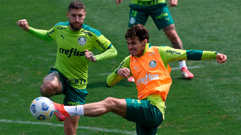 Os jogadores Zé Rafael e Raphael Veiga participam de treino na Academia de Futebol do Palmeiras