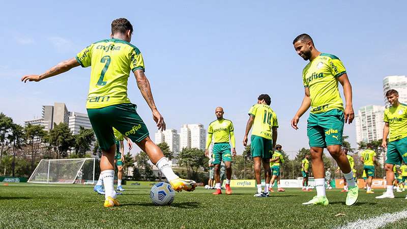 Os jogadores do Palmeiras Marcos Rocha e Jorge participam de treino na Academia de Futebol